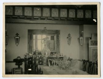 Dining room with large panels of the Kings…