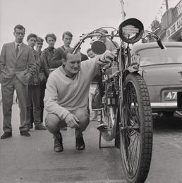 Mike Hailwood with vintage motorcycle, Villa Marina