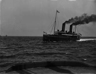 [Empress Queen] paddle steamer entering [Douglas] harbour